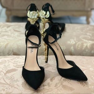 Embellished pointy-toe pumps